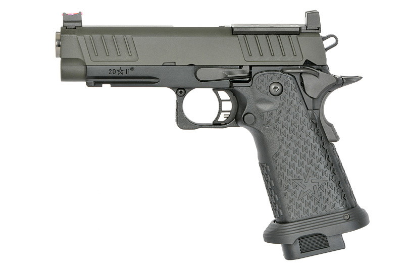 Airsoft-Pistole, olivgrün, mit strukturiertem Griff und taktischen Details.