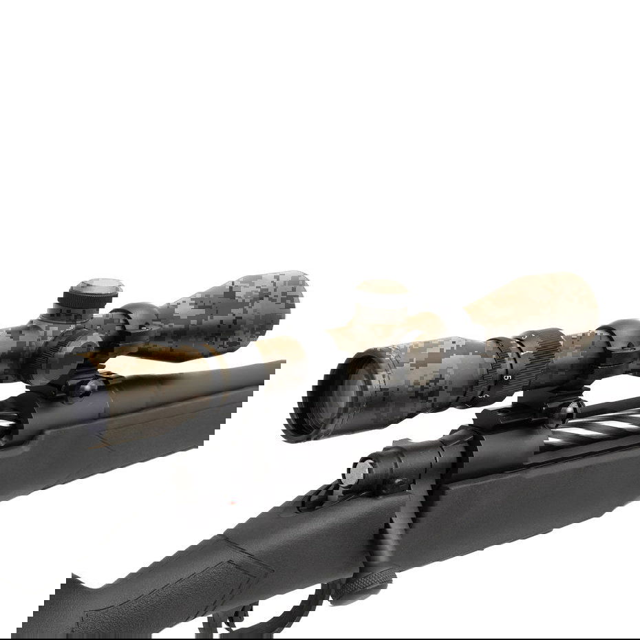 Airsoft-Präzisionsgewehr mit digital-camo Zielfernrohr, seitliche Ansicht.