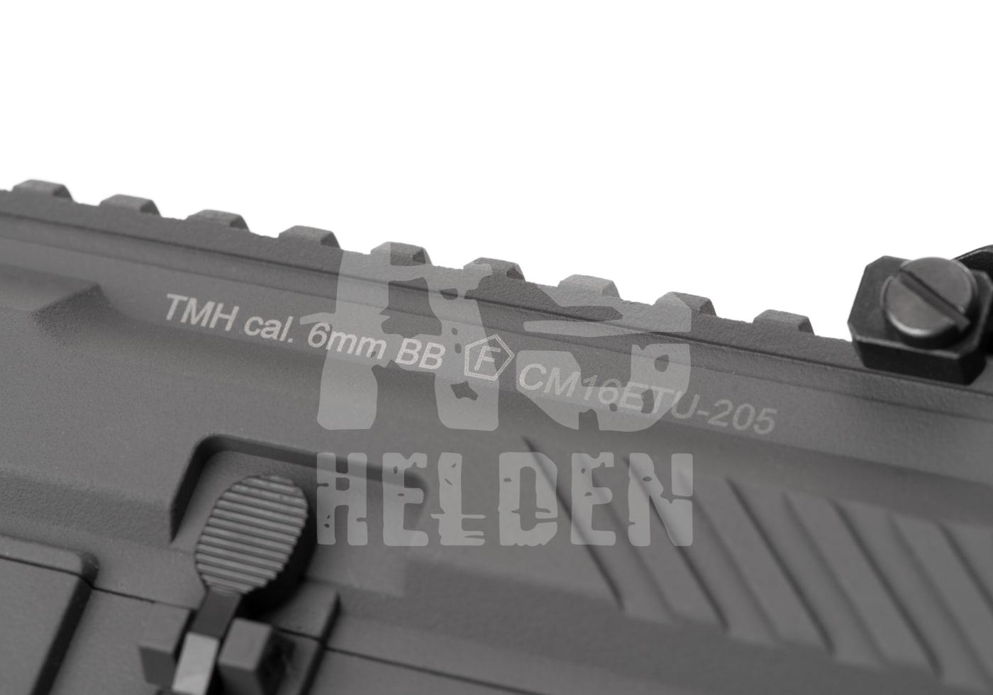 Nahaufnahme eines Airsoft-Gewehrs mit Schriftzug "TMH cal. 6mm BB" und "CM16ETU-205" auf dem Gehäuse.