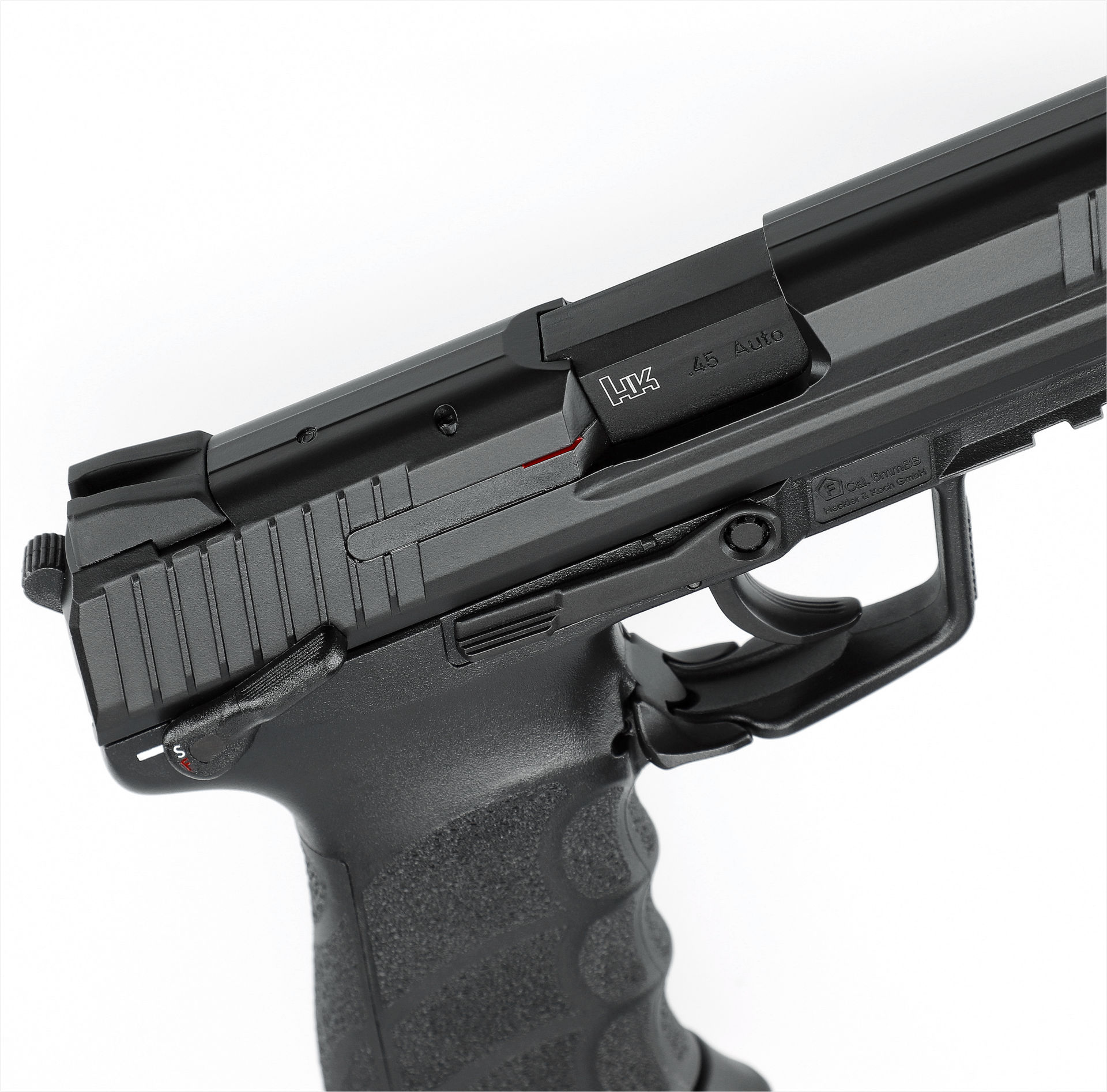 Airsoft-Replik einer schwarzen Pistole mit HK-Logo und .45 Auto-Kaliber, seitliche Nahaufnahme.