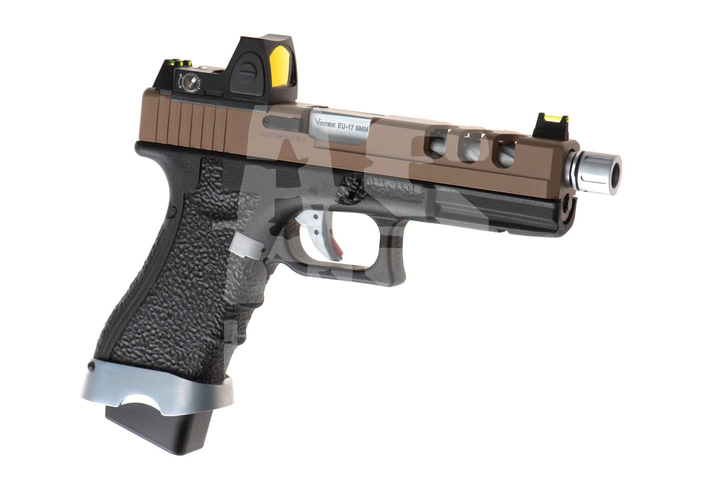 Airsoft-Pistole mit schwarzem Griff, braunem Schlitten und Zielfernrohr, seitliche Ansicht.