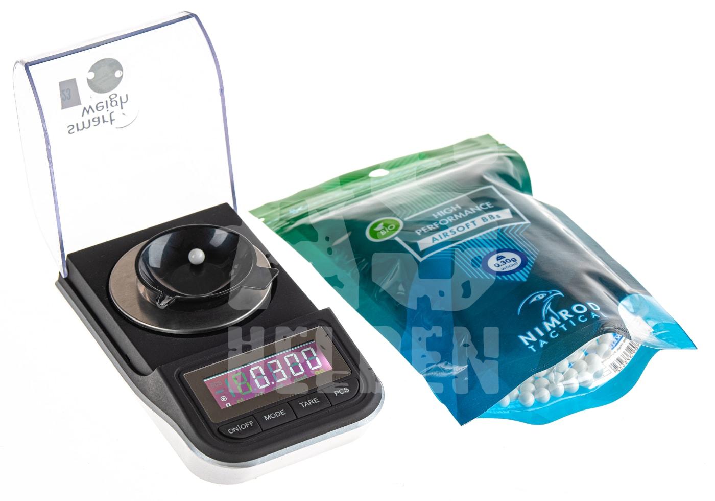 Digitale Waage mit Airsoft-BBs-Beutel, 0,30g. Ideal für präzise Gewichtsmessung im Airsoft-Bereich.