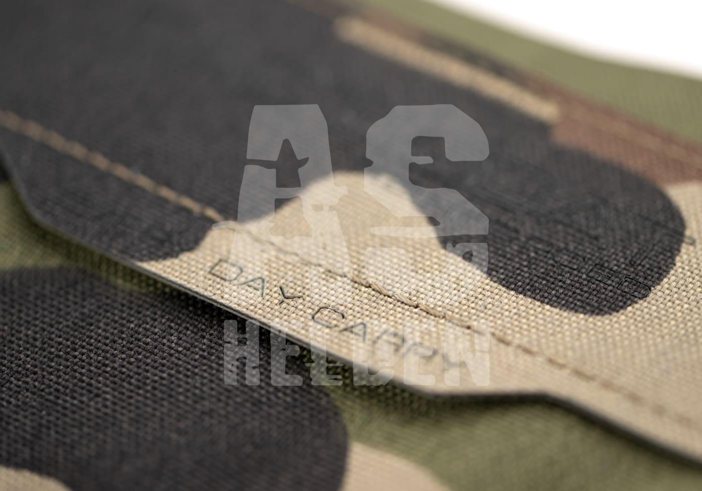 Nahaufnahme eines Tarnmuster-Stoffs mit lesbarem Text "DAY CARE".