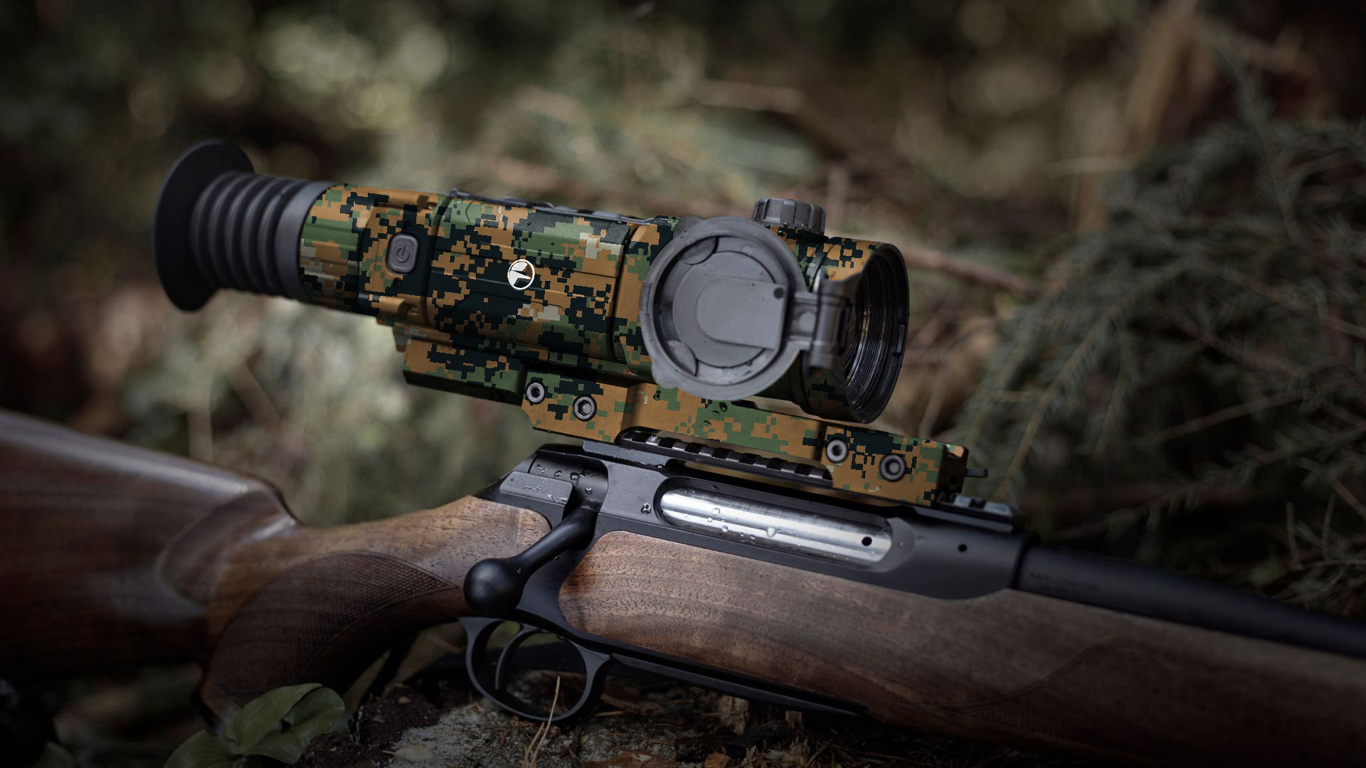 Airsoft-Gewehr mit camoufliertem Zielfernrohr im Wald.