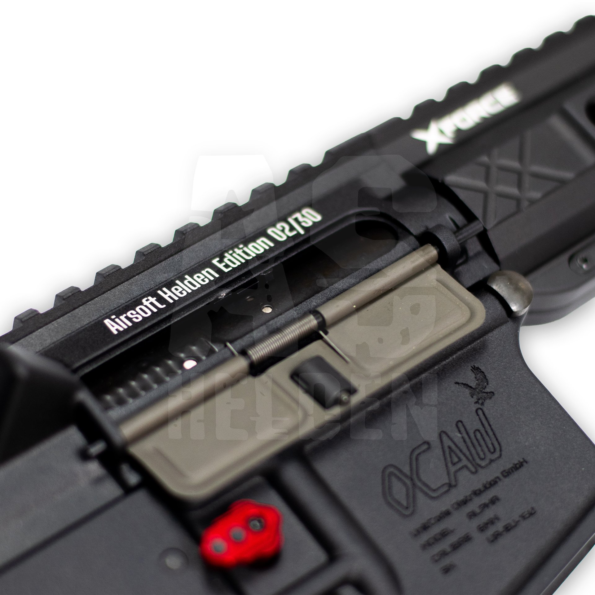 EMAG 11" Carbine S-HPA | AIRSOFT HELDEN EDITION - ab 18 Jahren Detail einer Airsoft-Waffe, "Airsoft Helden Edition 02/50", mit X-Force-Schriftzug und OCAlu-Logo.