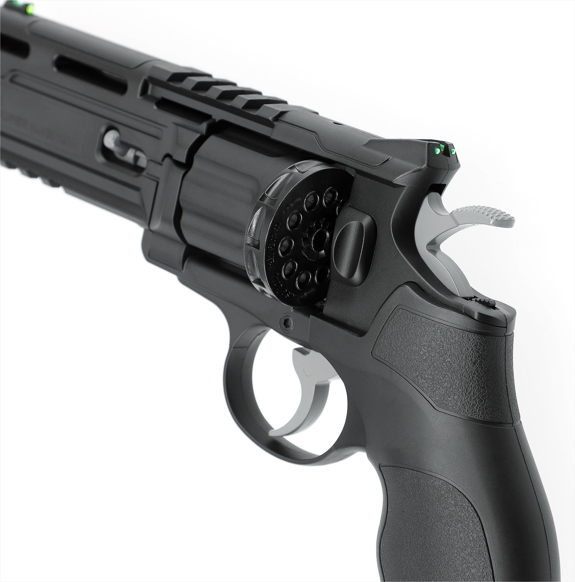 Schwarzer Airsoft-Revolver aus Kunststoff mit sichtbarer Trommel und ergonomischem Griff.