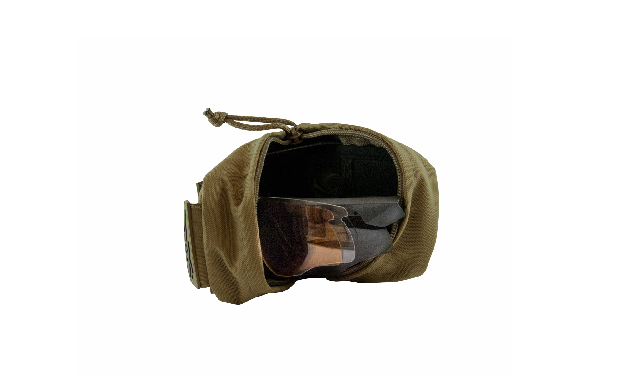 Beige Tasche mit transparentem Schutzvisier, teilweise geöffnet, vor weißem Hintergrund.