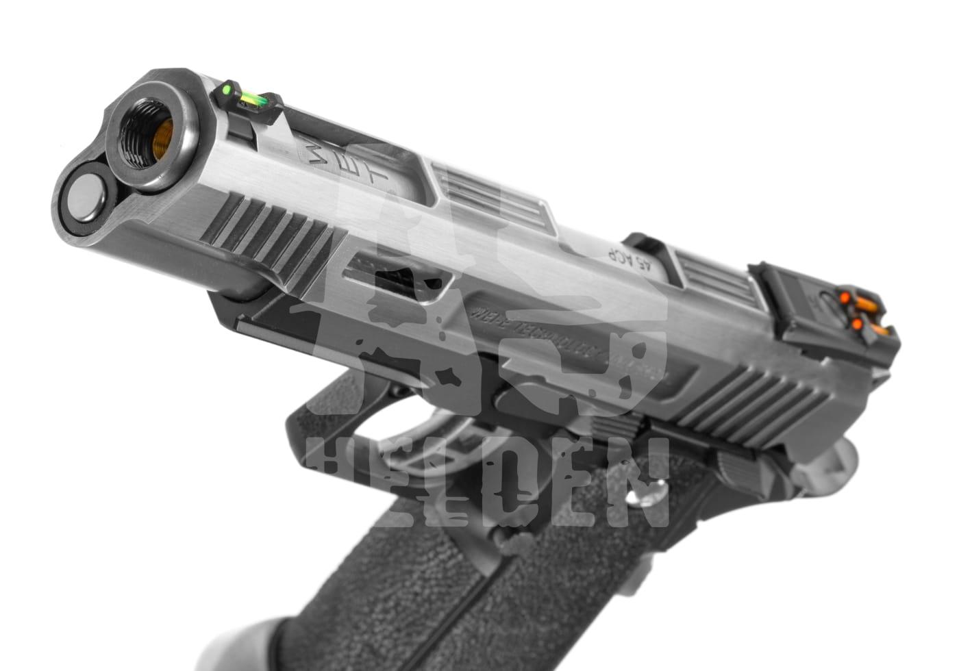 Airsoft-Pistole mit silbernem Schlitten, grüner und orangefarbener Visierung, von unten fotografiert.