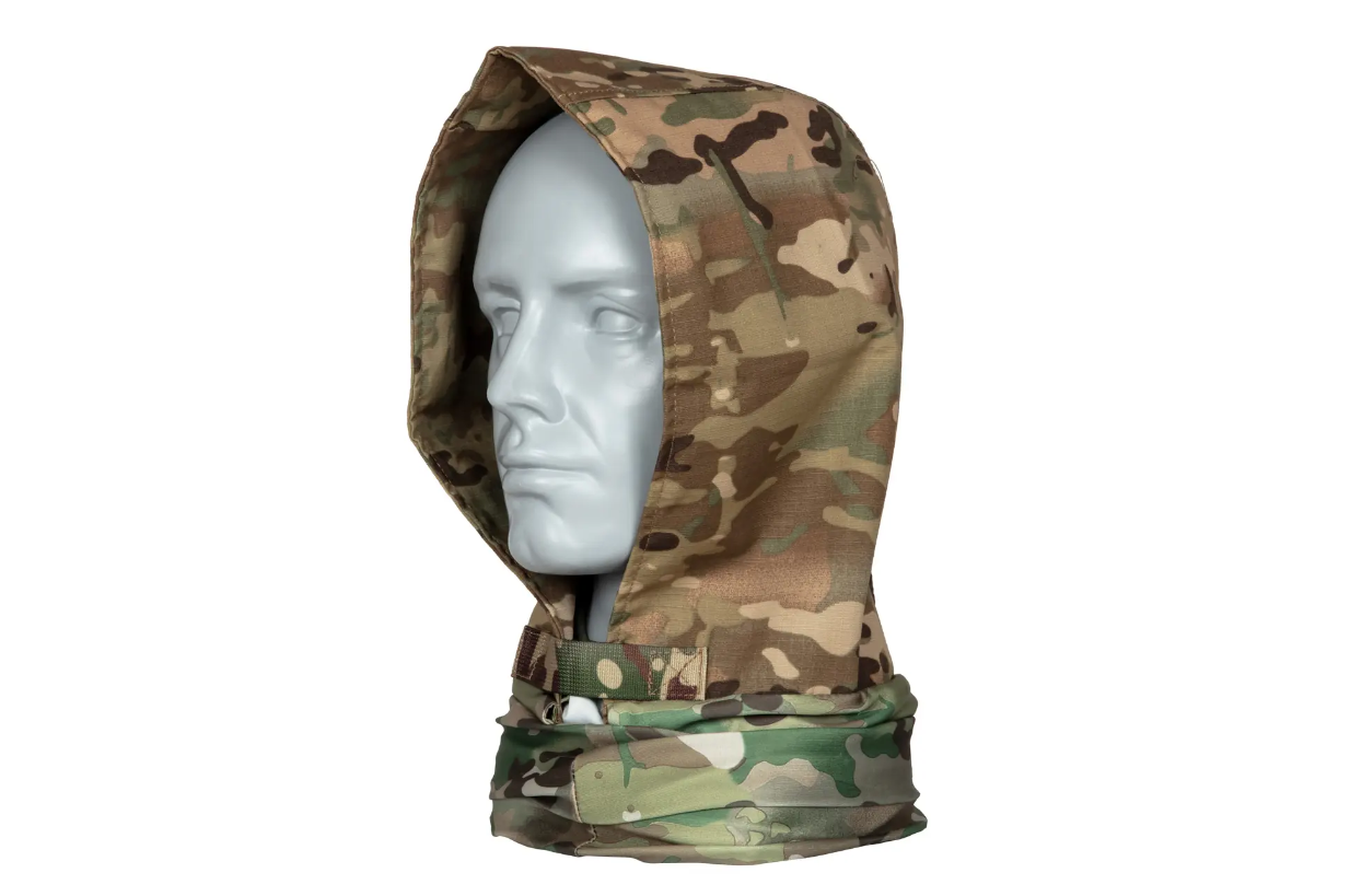 Camouflage-Tarnkapuze auf einem grauen Kopfmodell, seitliche Ansicht.