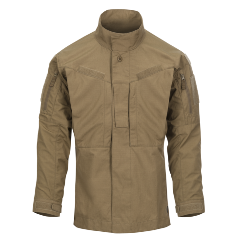 Taktische Wüstenjacke mit Reißverschlusstaschen und Klettverschlüssen, ideal für Airsoft-Einsätze.