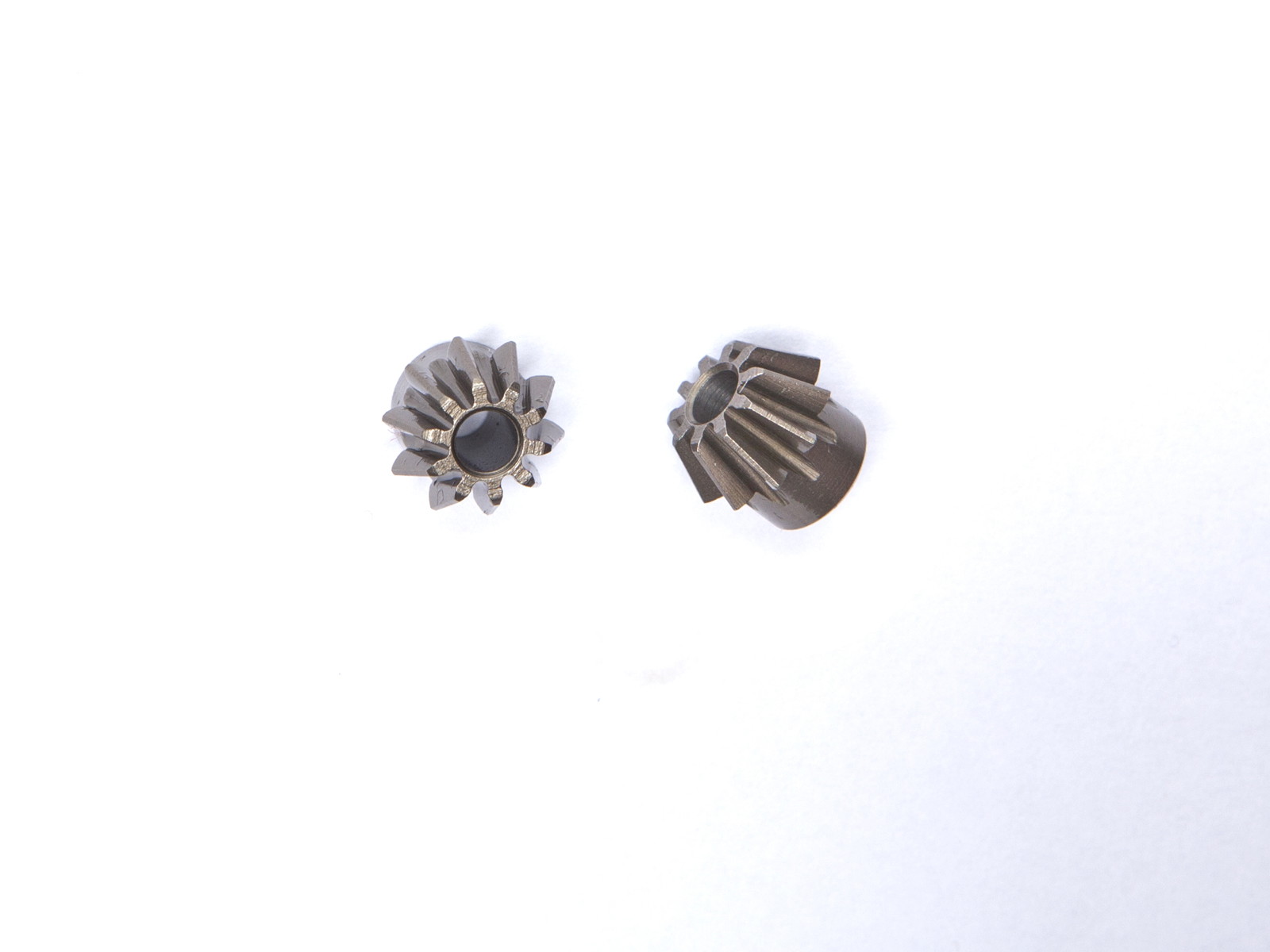 Zwei Metallzahnräder für Airsoft-Innenmechanik auf weißem Hintergrund.