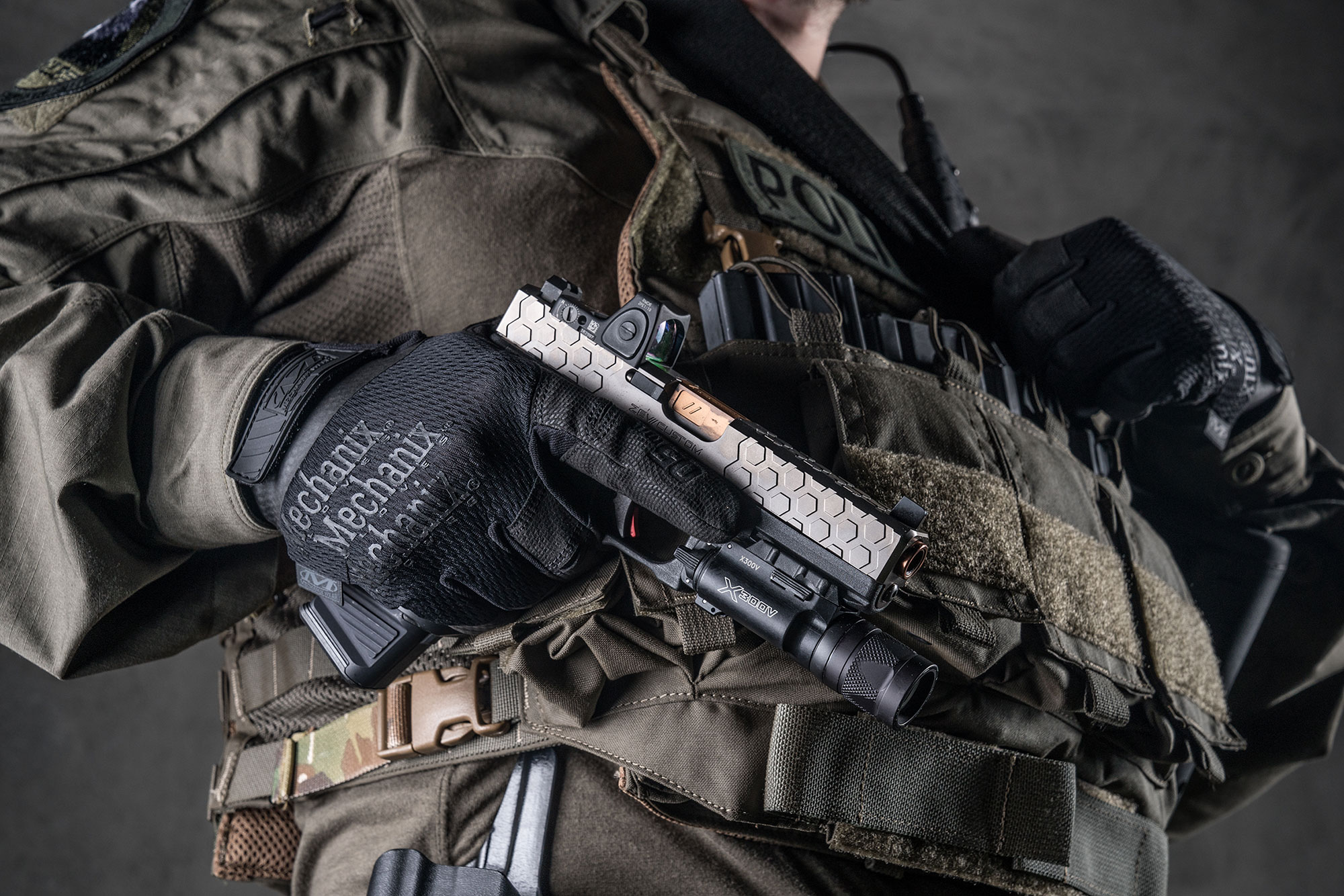Taktische Ausrüstung mit Pistole und Lampe, getragen von einer Person in militärischem Outfit.