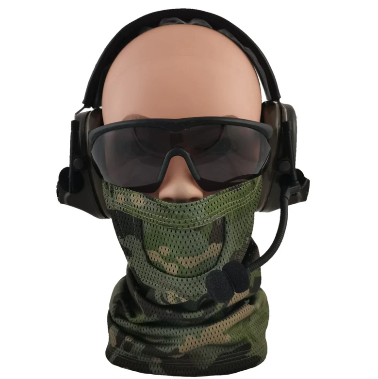 Airsoft-Ausstatung: Puppe mit taktischer Brille, Tarnmaske, Headset mit Mikrofon.