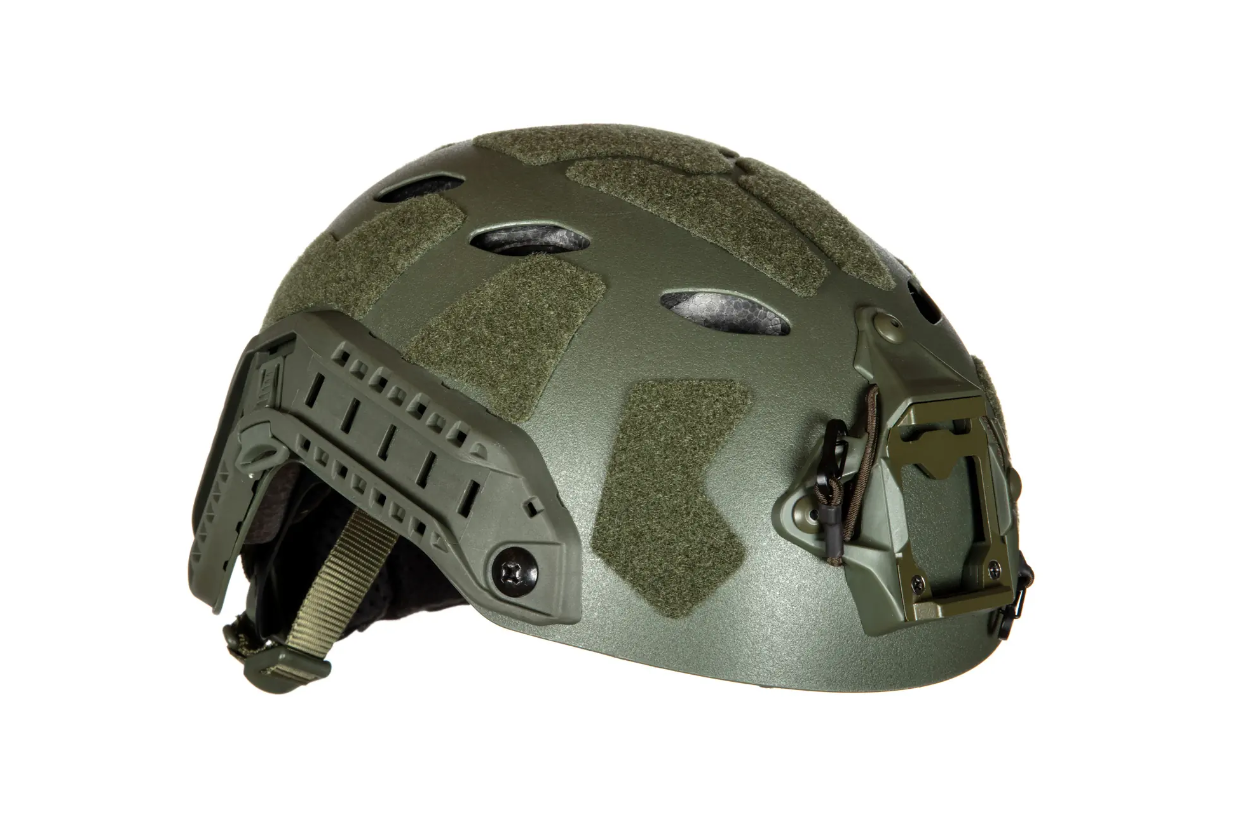 Taktischer grüner Airsoft-Helm mit Klettflächen und Halterungsschienen, seitliche Ansicht.
