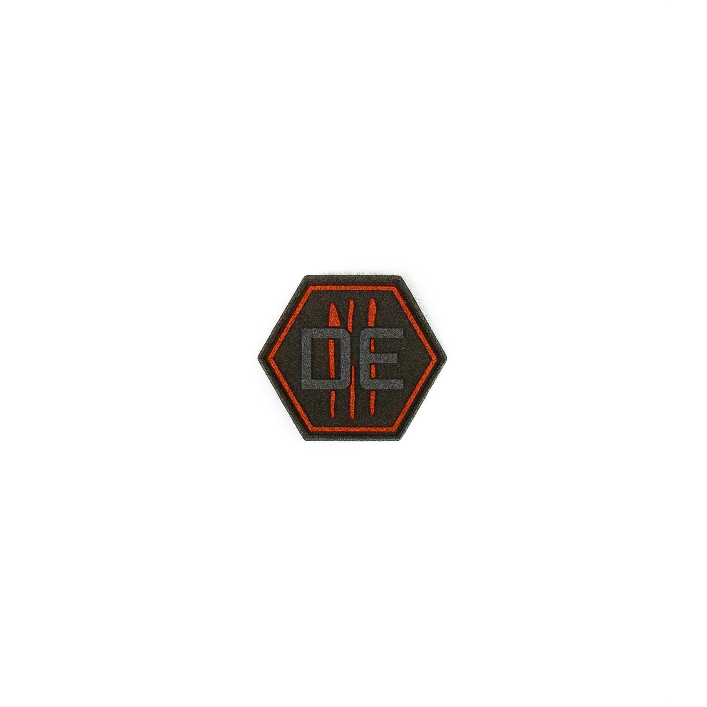 Hexagonaler Patch mit "DE" und roten Kratzspuren auf schwarzem Hintergrund.