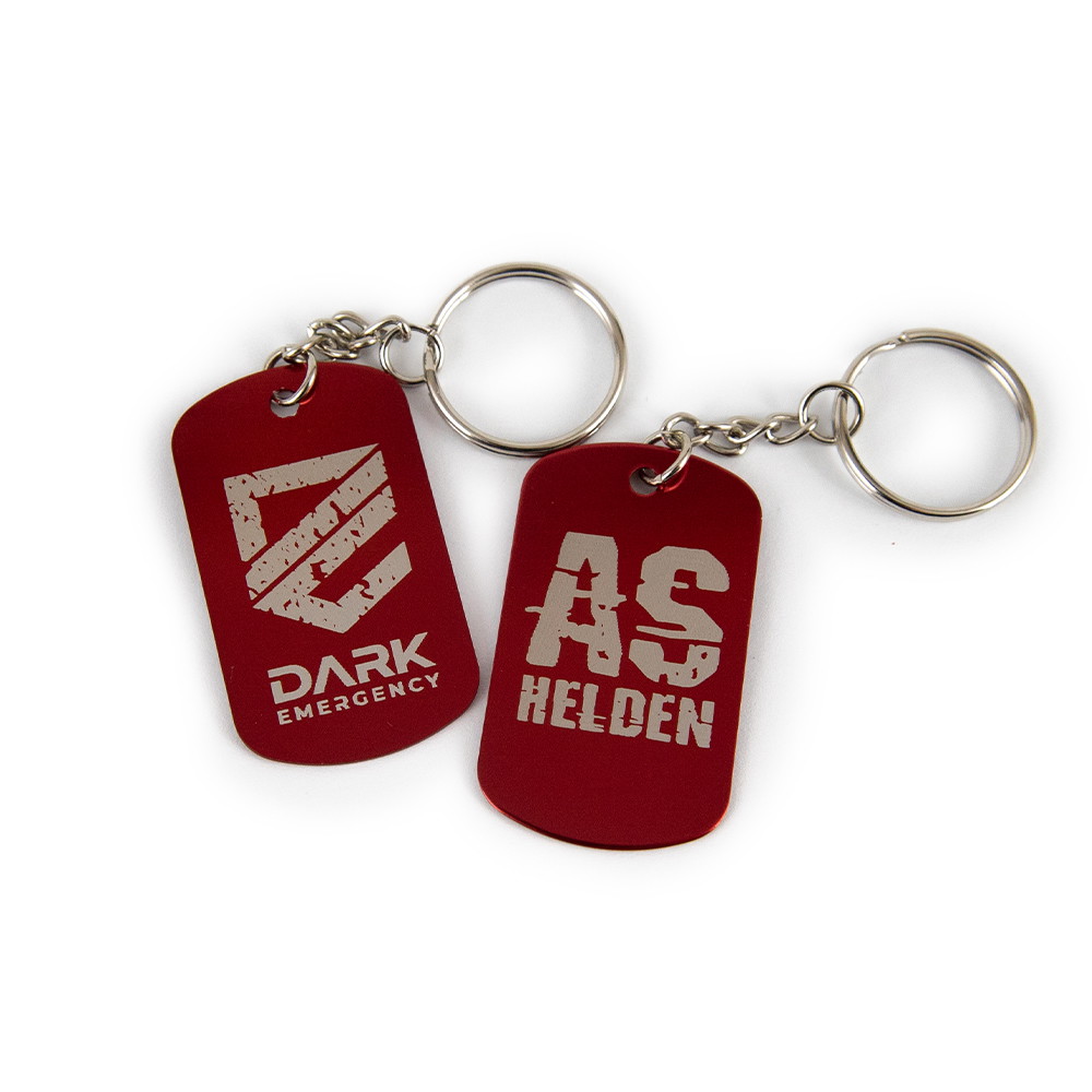 Rote Dogtags als Schlüsselanhänger mit "Dark Emergency" und "AS Helden" Logos.