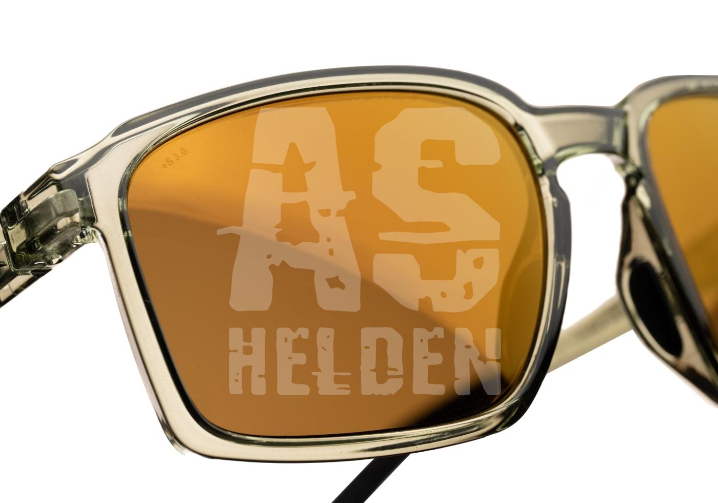 Sonnenbrille mit orangefarbenen Gläsern, reflektiert "AS Helden"-Schriftzug.