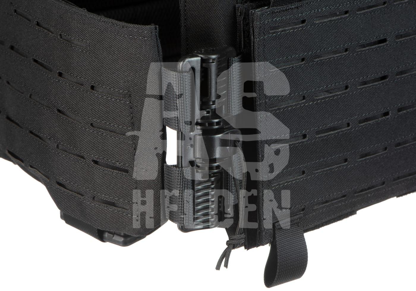 Schwarze modulare Airsoft-Weste mit Lasercut-MOLLE-System, Verschlussschnallen sichtbar.