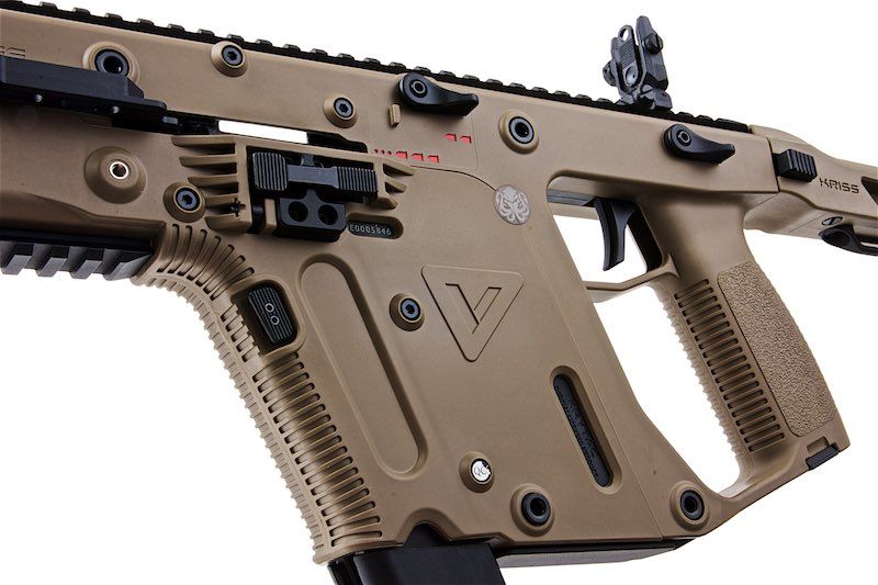 Krytac Kriss Vector S-GBB fde - ab 18 Jahren Kriss Vector Airsoft-Gewehr in Tan, Nahaufnahme des Gehäuses mit Griff und Details.