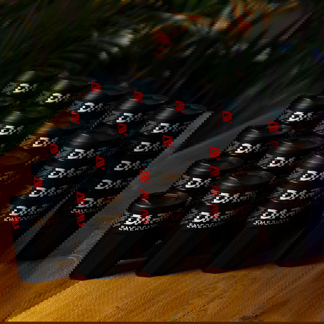 Mehrere schwarze Trinkbecher mit "DARK EMERGENCY"-Logo auf einem Holztisch.