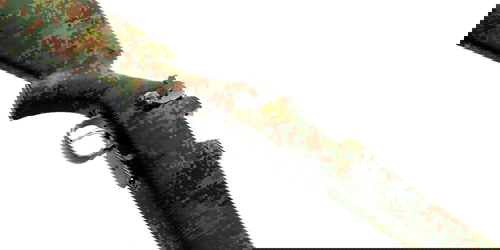 Grün-braunes Camouflage-Gewehr mit metallischem Abzug und Verschlussmechanismus, seitlich fotografiert.