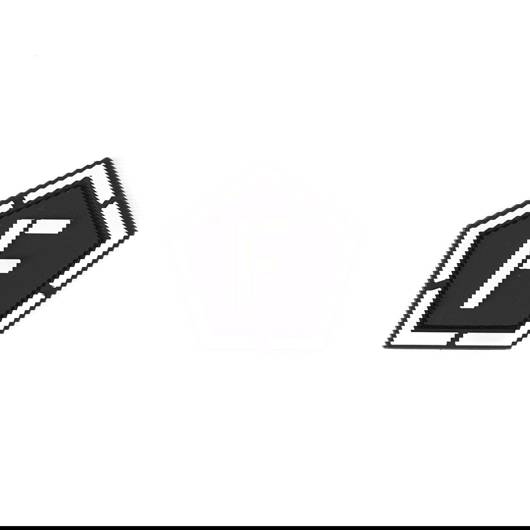 Schwarzes, fünfeckiges Airsoft-Patch mit weißem "F" in der Mitte.