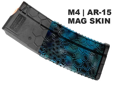 M4/AR-15 Magazin mit blauer, hexagonaler Schlangenhaut-Optik.