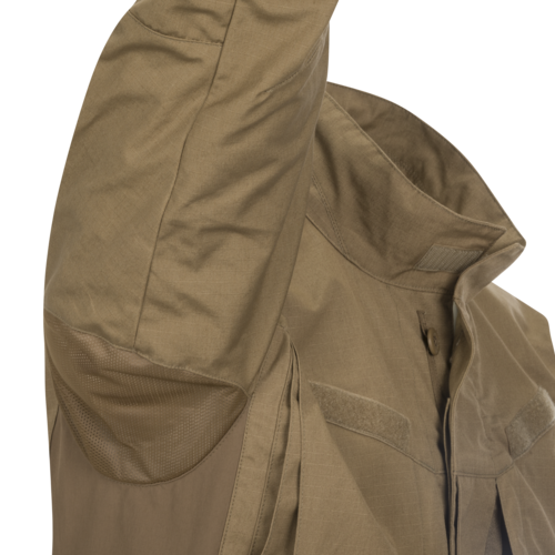 Taktische Jacke in Braun, Detailansicht der Schulter und Ellbogenverstärkung.