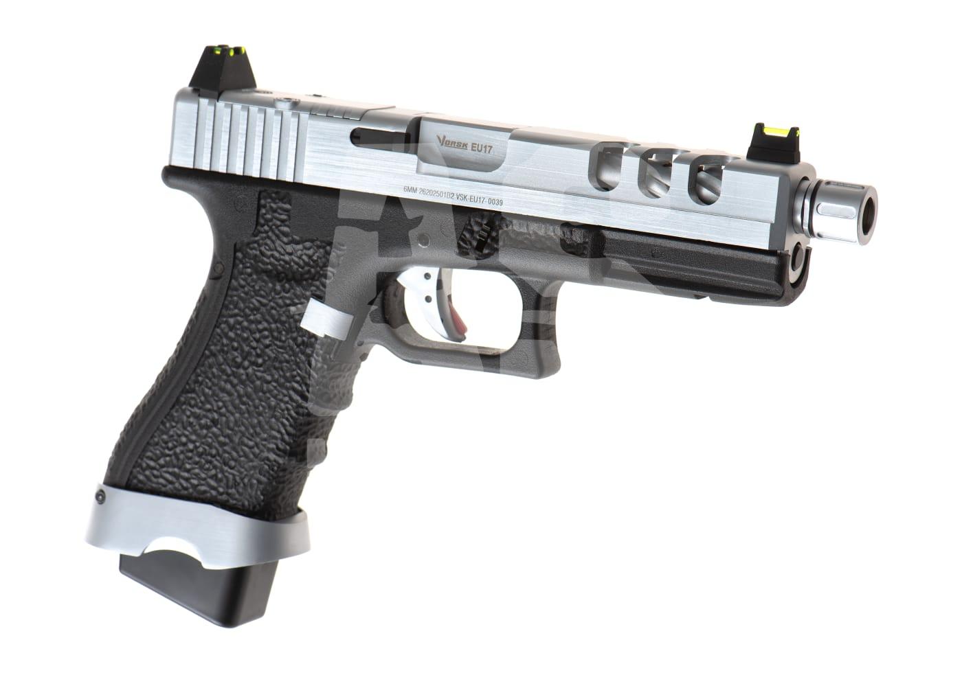 Silberne Airsoft-Pistole mit strukturiertem Griff, Cutouts und Zielvorrichtung, seitliche Ansicht.