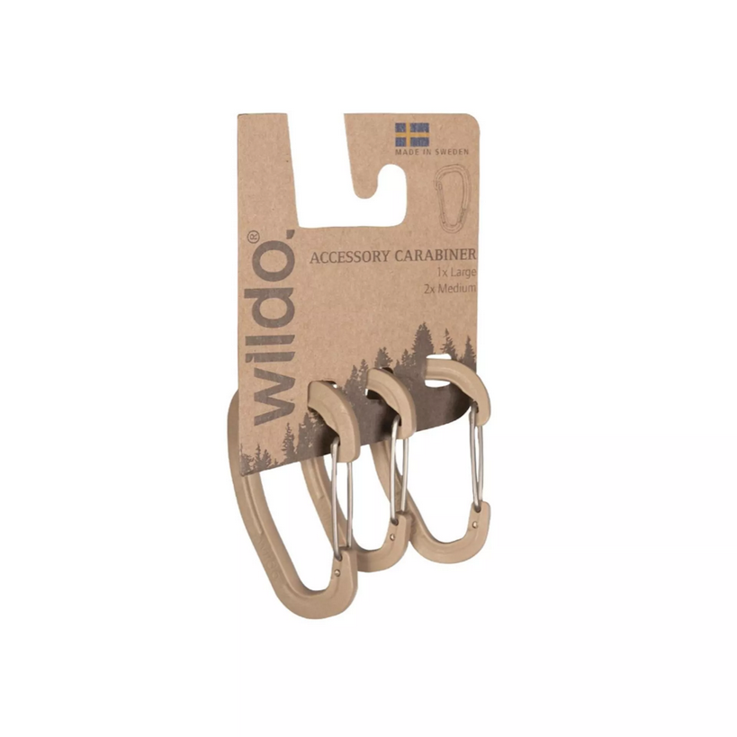 Wildo Zubehör-Karabiner-Set, 1x groß, 2x mittel, beige, auf Kartonhalterung. Made in Sweden.