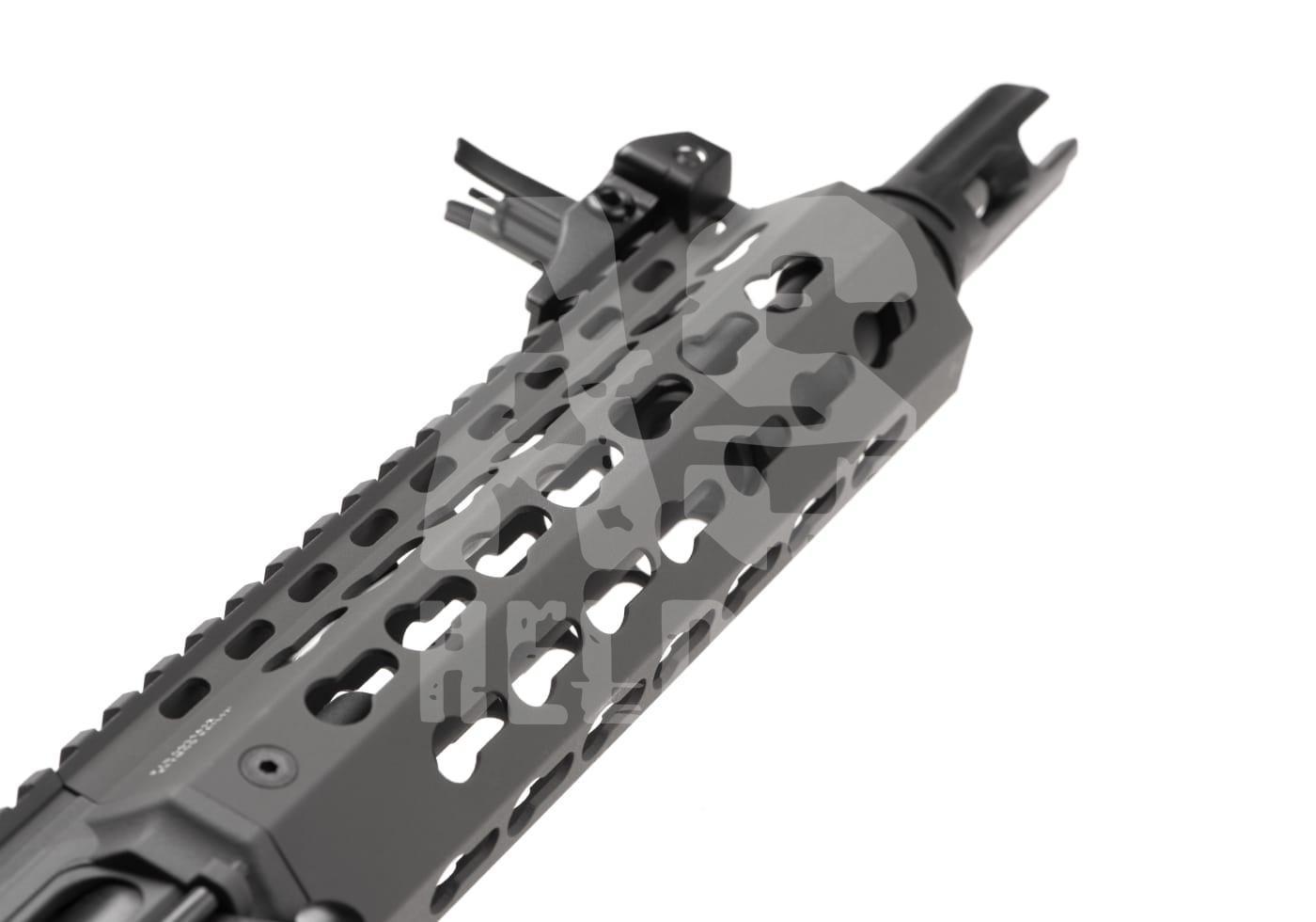 Airsoft Handguard mit Schienenmontage und Mündung. Moderner taktischer Vorbau in Nahaufnahme.