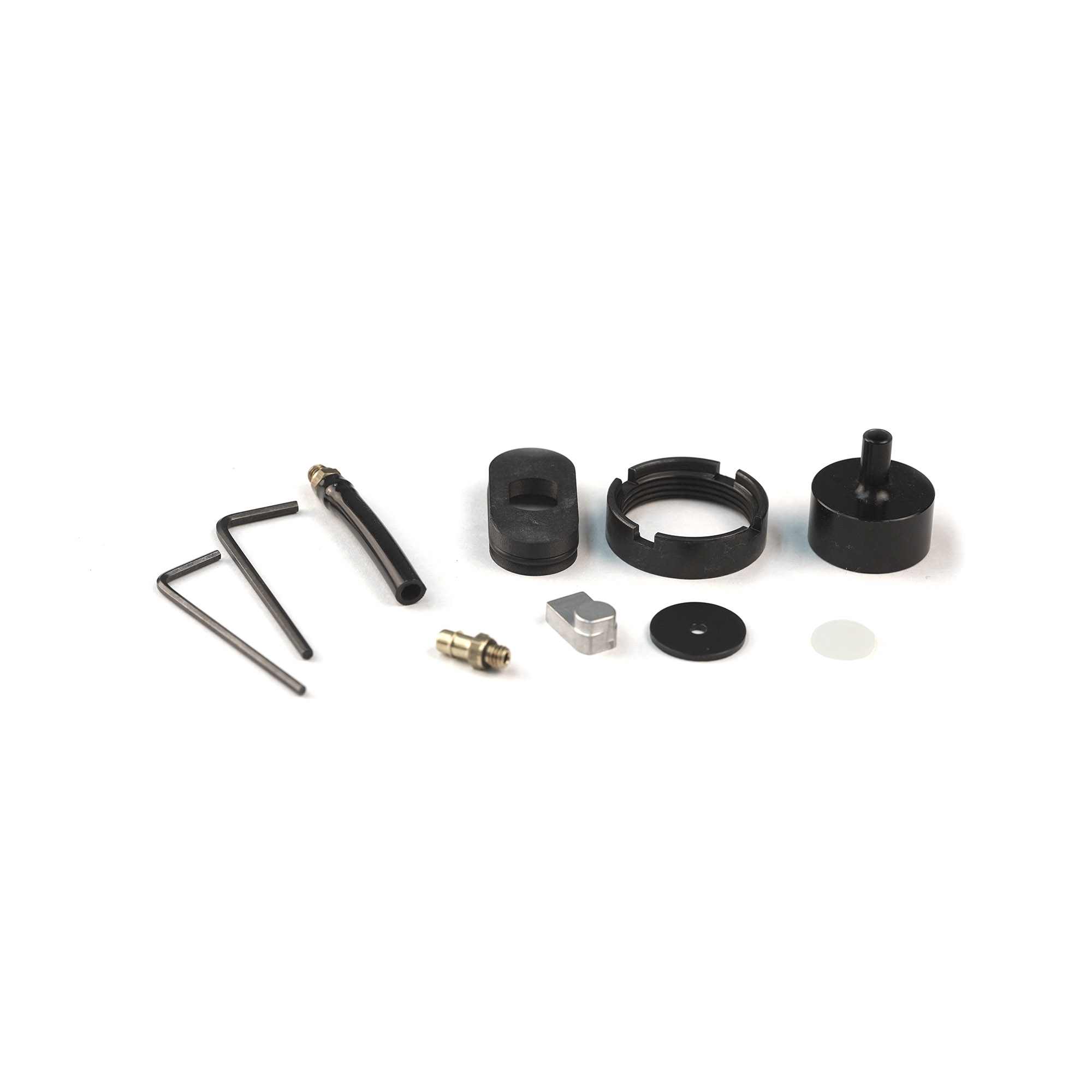 Airsoft-Upgrade-Kit mit Schraubenschlüsseln, Schläuchen und diversen Kleinteilen auf weißem Hintergrund.