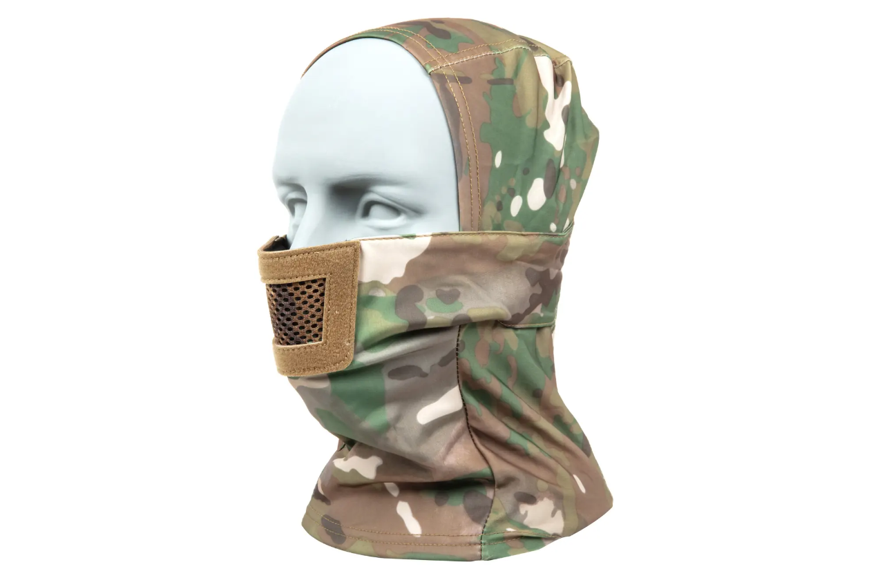Tarn-Maske mit Mesh-Gitternetz für Airsoft auf weißem Schaumstoffkopf.