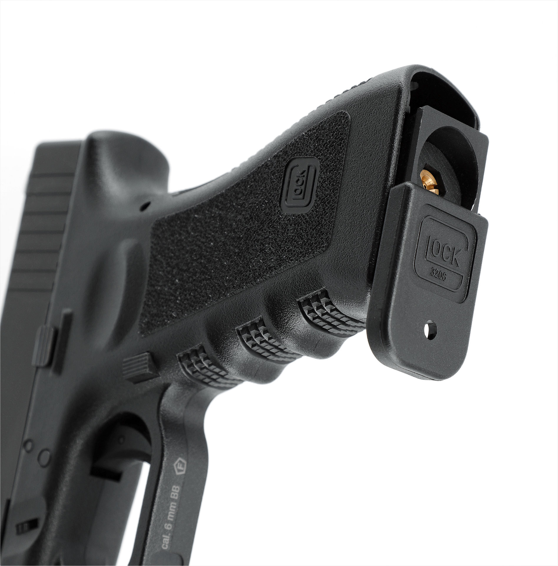 Nahaufnahme eines schwarzen Airsoft-Pistolen-Griffs mit geprägtem Text.