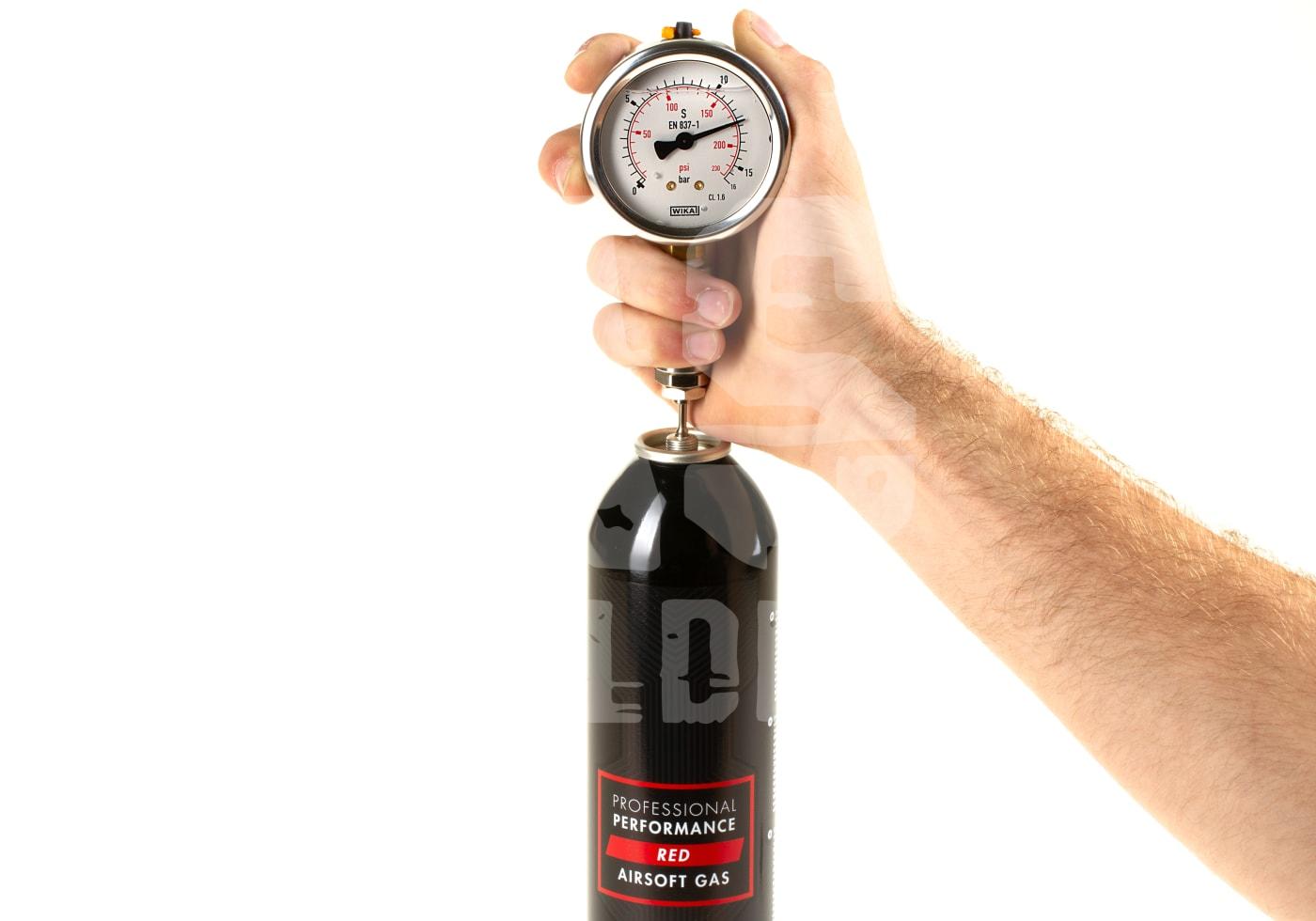 Hand hält Manometer auf Airsoft-Gasflasche, Kalibrieren des Drucks.