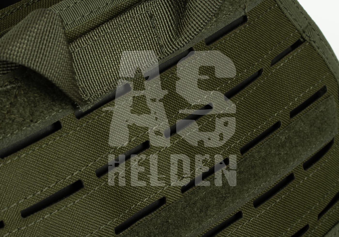 Grünes robuster Textilstoff mit Schlitzen, Airsoft-Helden-Logo darüber. Ideal für taktische Ausrüstung.
