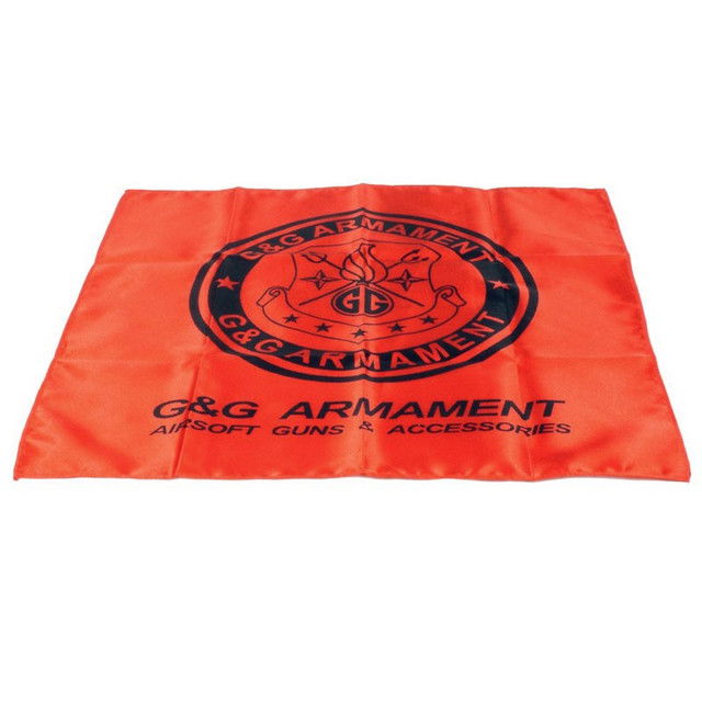 G&G Death Rag Rotes Tuch mit G&G Armament-Logo und Schriftzug "Airsoft Guns & Accessories" in Schwarz.