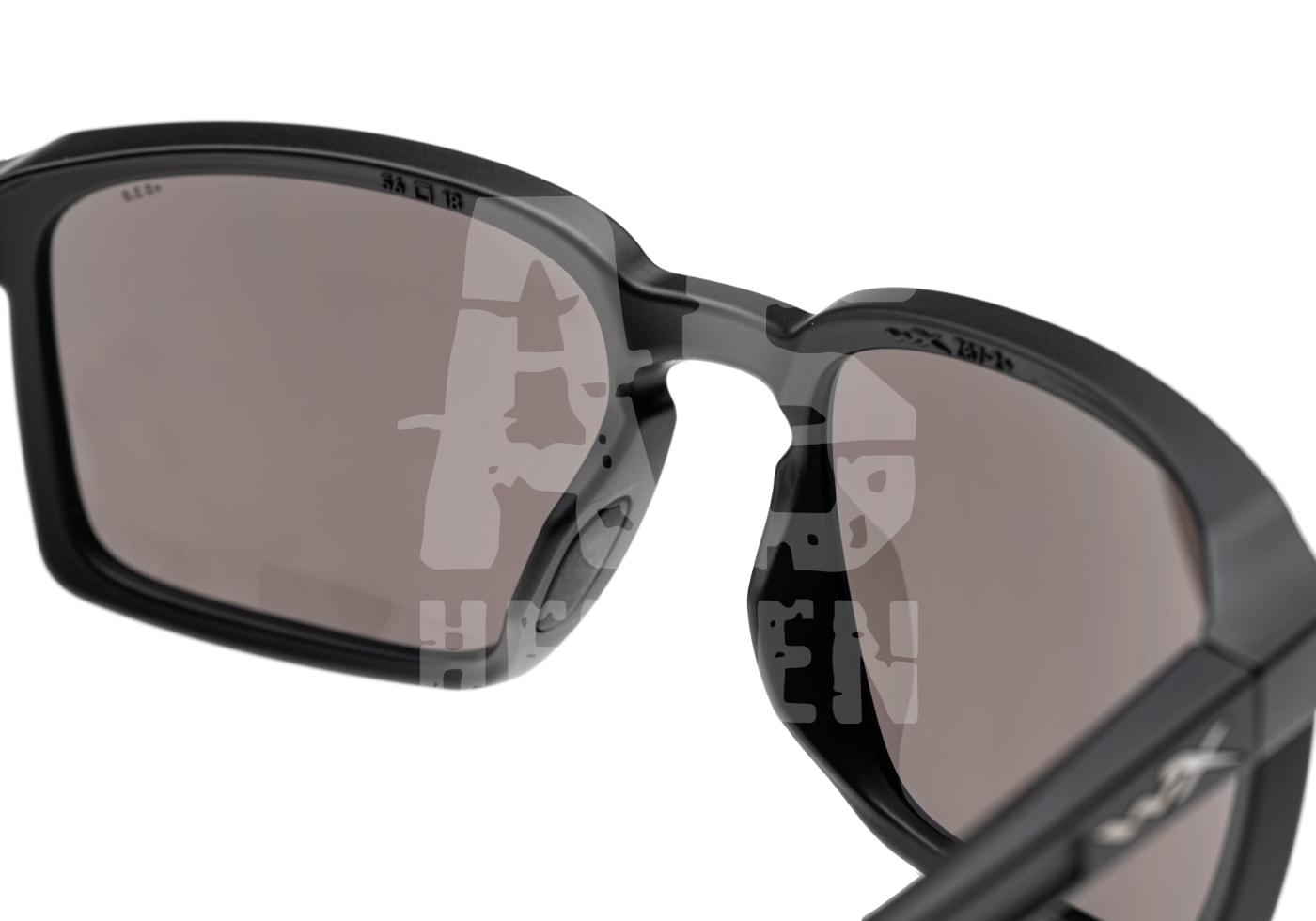 Nahaufnahme einer schwarzen Schutzbrille mit getönten Gläsern für Airsoft.