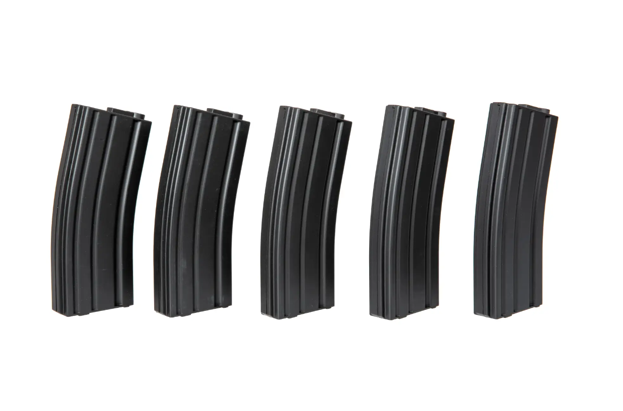 Fünf schwarze Airsoft-Magazine in einer Reihe.
