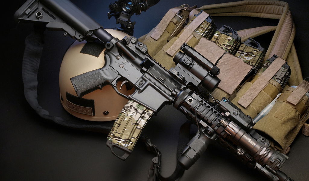 GunsWrap AR15 / M4 Rifle Magazin Skins Airsoft-Ausrüstung: Sturmgewehr, taktische Weste mit Magazinen und Helm auf schwarzem Hintergrund.