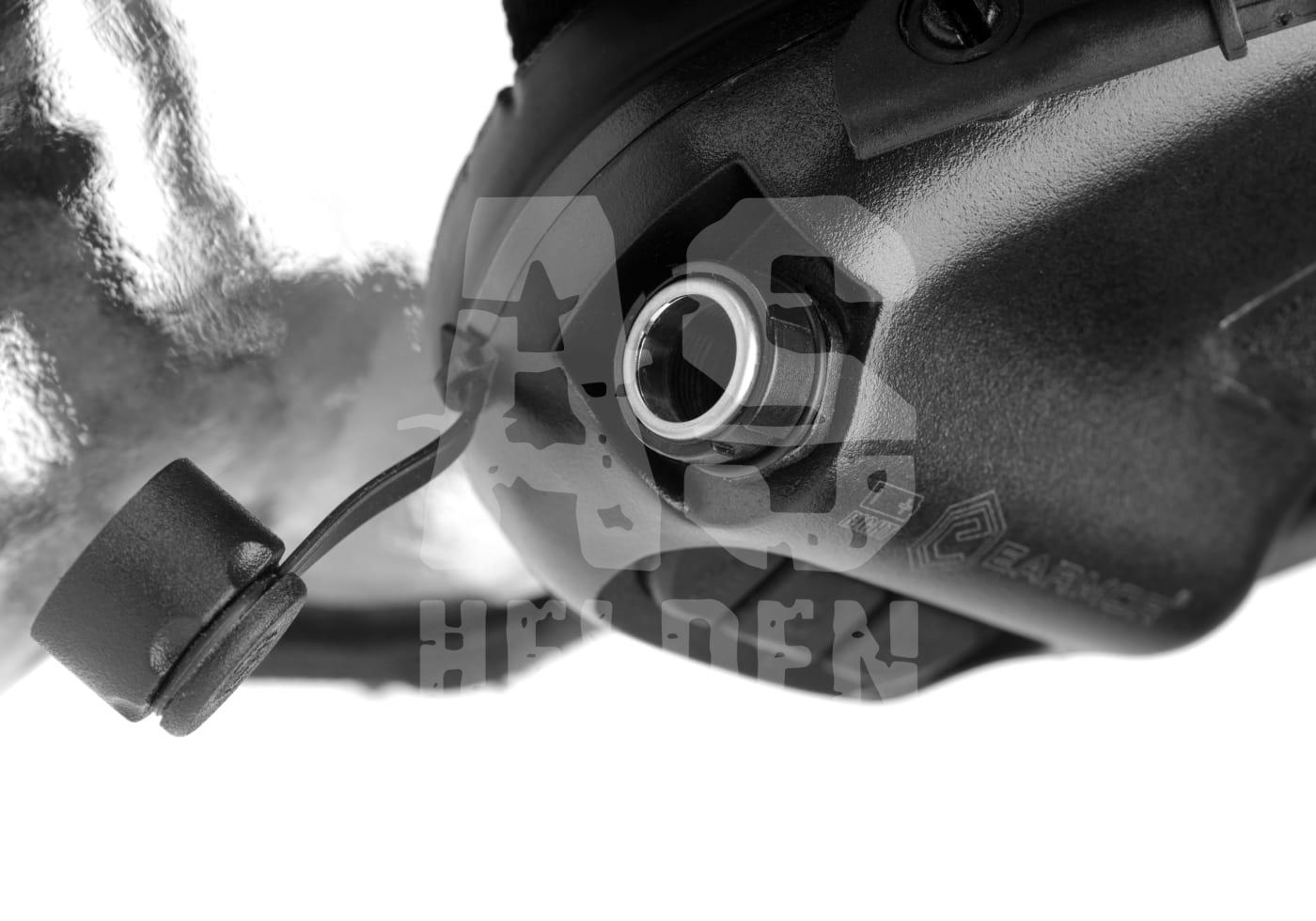Nahaufnahme eines schwarzen Airsoft-Helmzubehörs mit Anschlussbuchse.