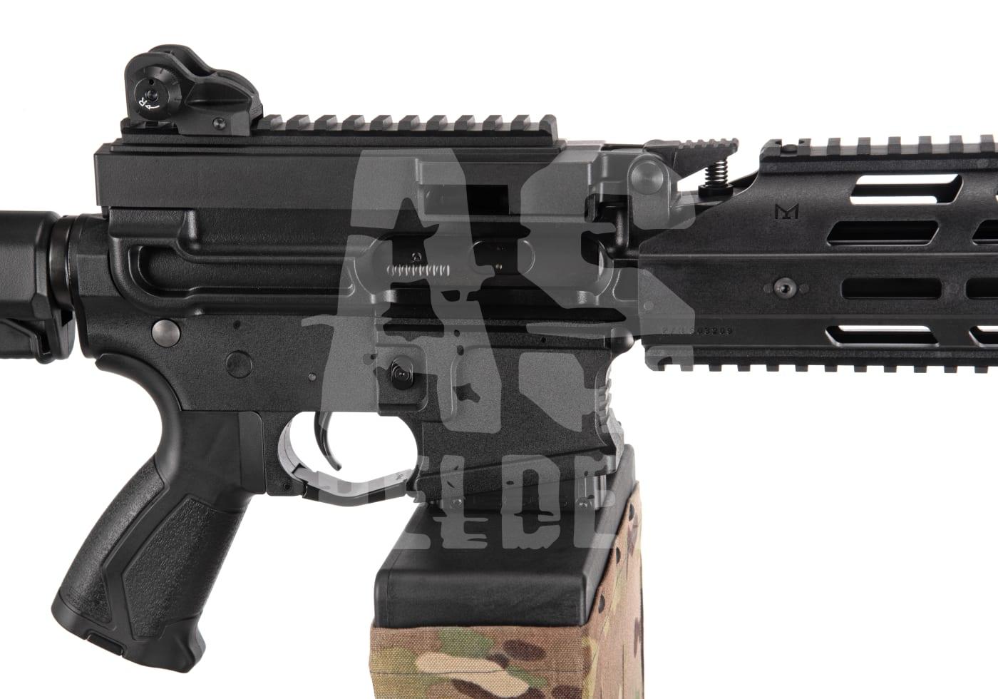 CM16 LMG 0.5J - ab 16 Jahren Schwarzes Airsoft-Gewehr, Nahaufnahme der rechten Seite mit taktischen Details, auf einem Tarnstandfuß.