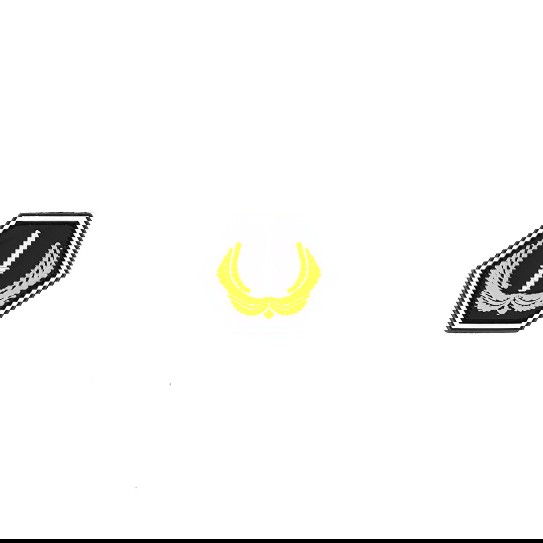 Sechseckiger Airsoft-Patch mit gelbem Schwertsymbol auf schwarzem Hintergrund.