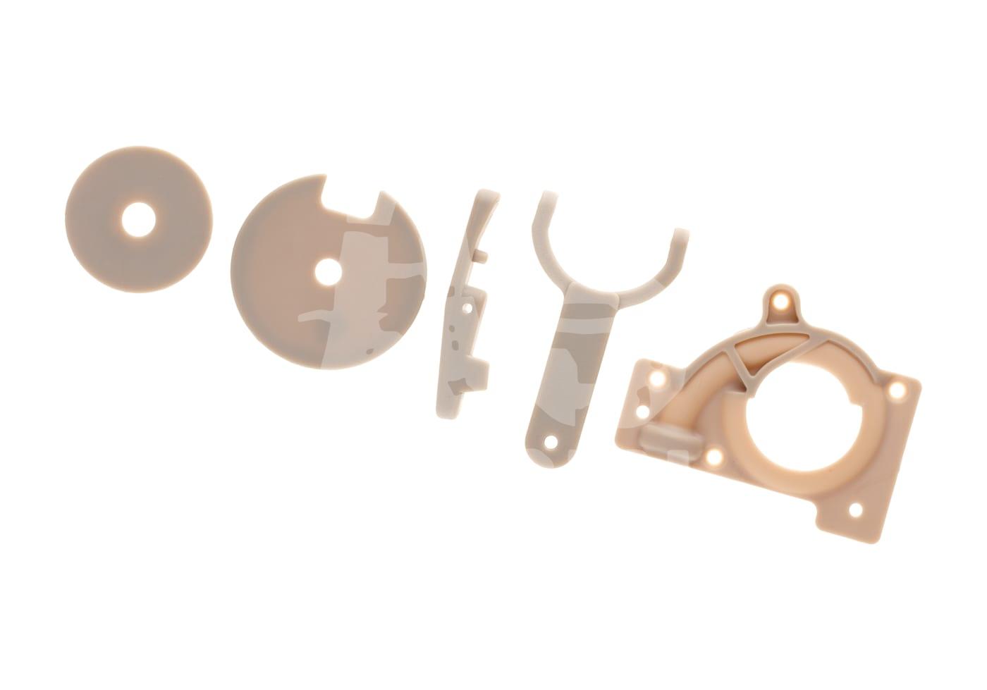 Airsoft-Kunststoffteile, sandfarben, verschiedene Formen für Baugruppen oder Reparaturen.