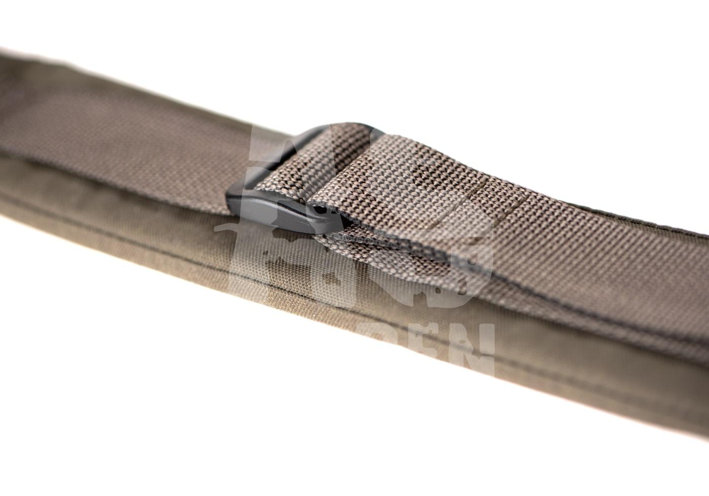 Nahaufnahme eines grauen Nylonriemens mit schwarzer Schnalle, ideal für Airsoft-Ausrüstung.