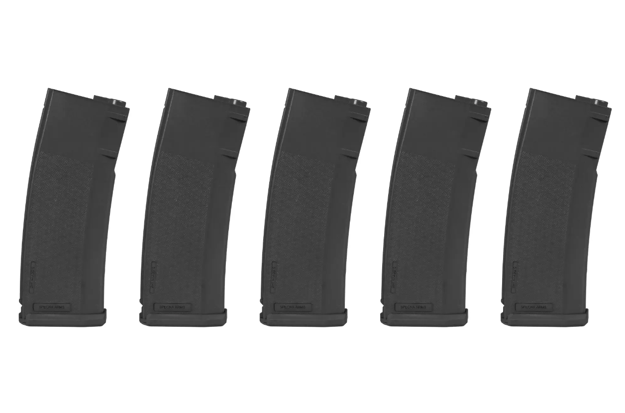 Fünf schwarze Airsoft-Magazine in einer Reihe auf weißem Hintergrund.