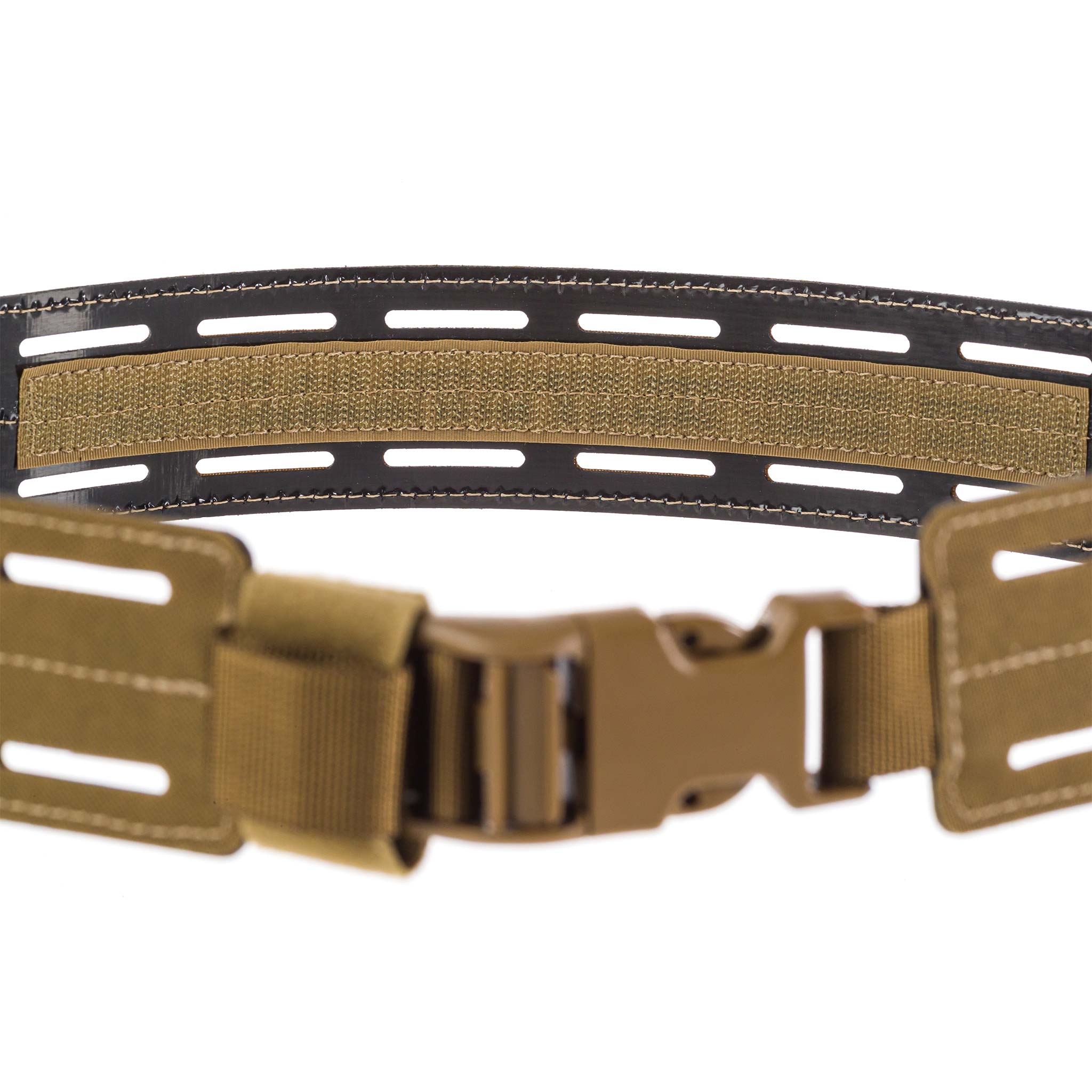 Taktschlicher Coyote-Gürtel mit Lasercut-Schlitzen und Steckverschluss für Airsoft.