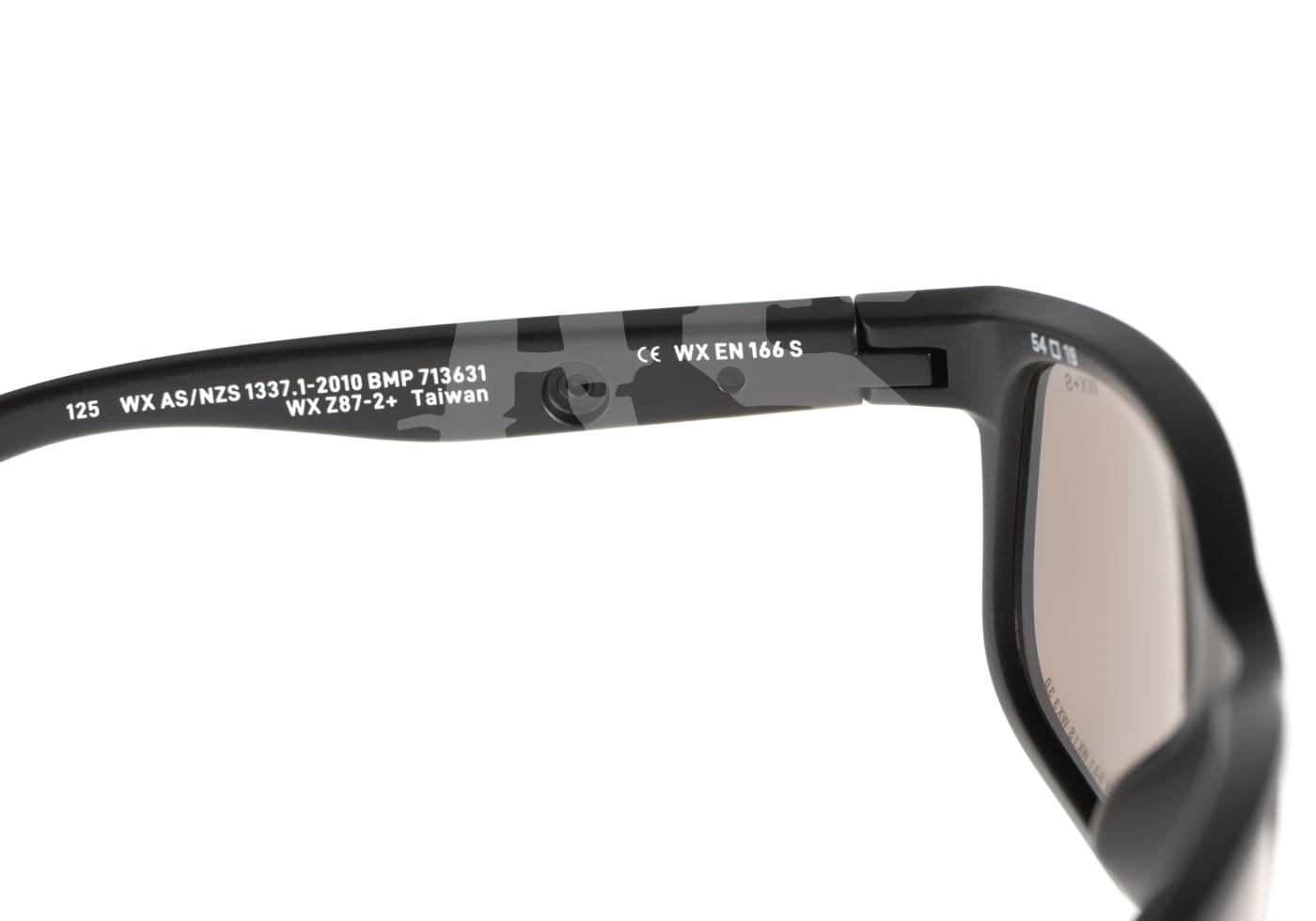 Schwarze Schutzbrille mit Tarnmuster und Spezifikationen auf dem Bügel, geeignet für Airsoft-Aktivitäten.