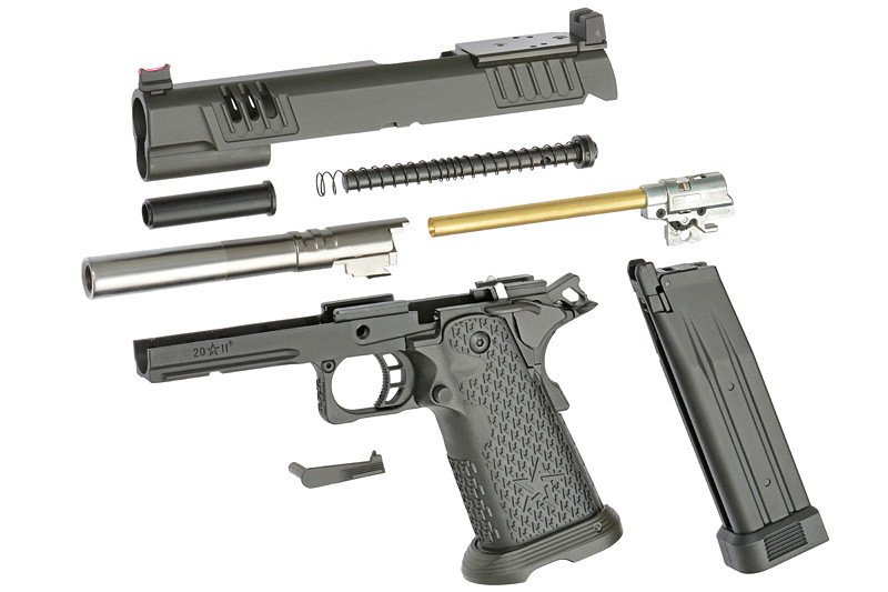 Zerlegte Airsoft-Pistole mit Schlitten, Lauf, Magazin und Federn auf weißem Hintergrund.