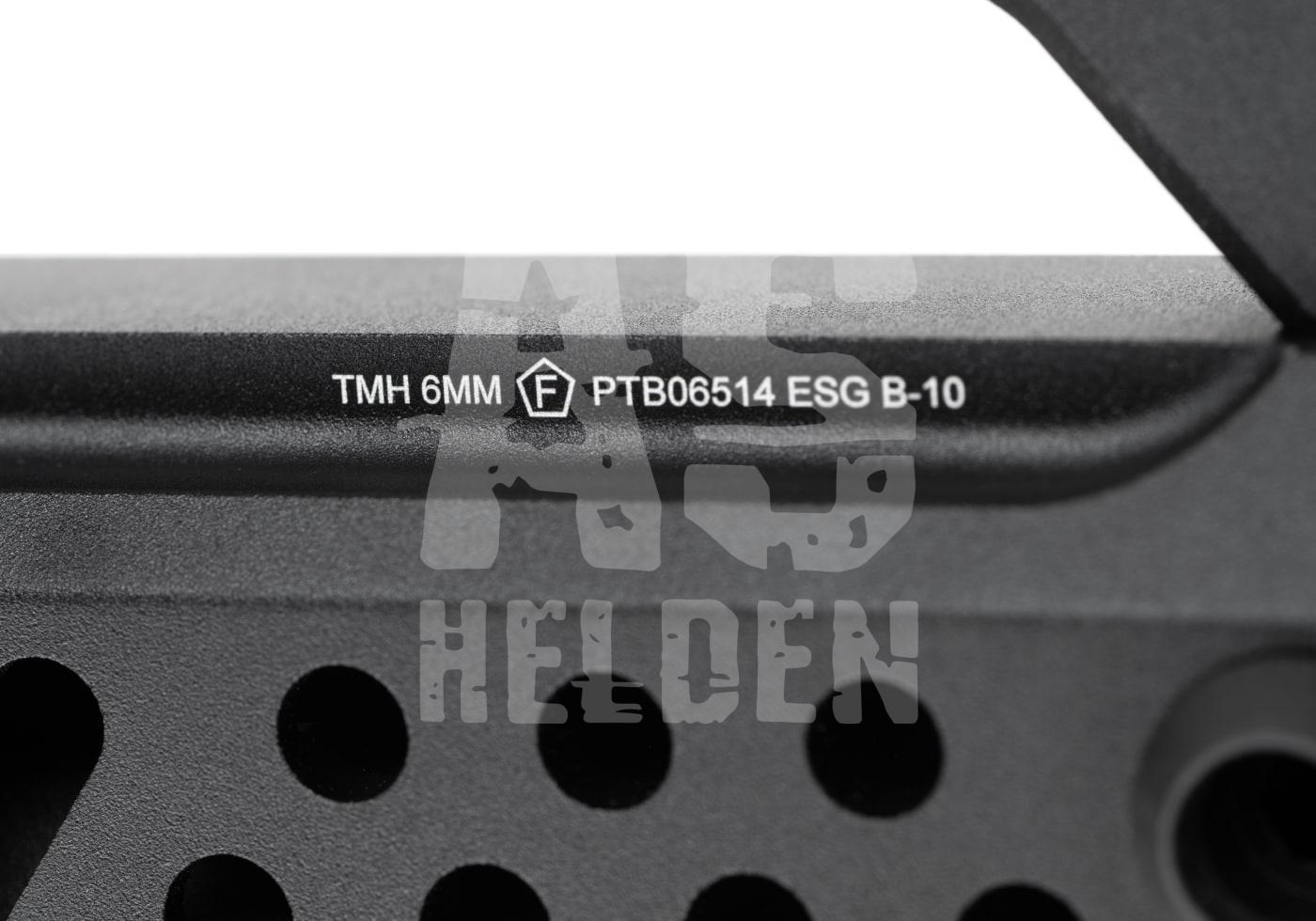 Detailansicht einer Airsoft-Waffe mit Markierungen: TMH 6MM, PTB06514, ESG B-10.